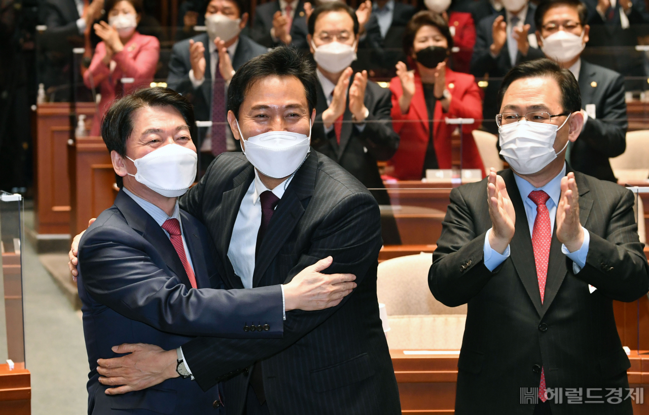 [헤럴드경제=이상섭 기자] 국민의힘 오세훈 서울시장 후보가 24일 서울 여의도 국회에서 열린 의원총회에서 자신의 선거운동에 힘을 보태기로 한 안철수 공동선대위원장과 포옹하고 있다. 오른쪽은 주호영 원내대표. babtong@heraldcorp.com