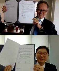 레지날드 피코크(위) 취리히보험그룹 싱가포르 법인 대표와 강두석 LK보험중개 대표가 23일 오후 온라인 MOU 협약 서명식을 마친 뒤 기념 포즈를 취하고 있다.