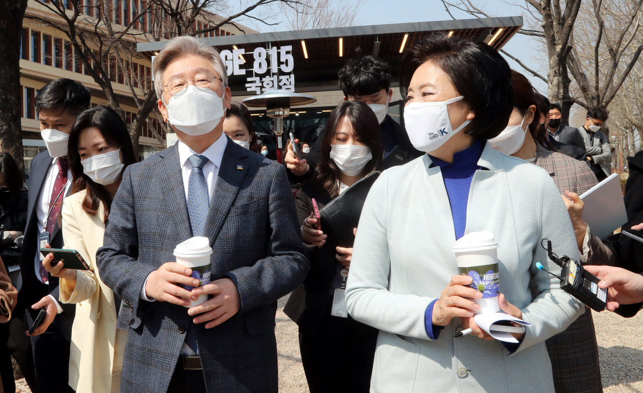 박영선 더불어민주당 서울시장 후보와 이재명 경기도지사가 24일 서울 여의도 국회에서 만나 손에 커피를 들고 경내를 걷고 있다. [연합]