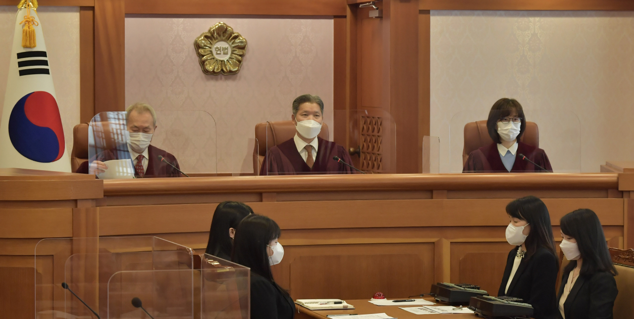 24일 오후 서울 종로구 헌법재판소에서 열린 임성근 전 부산고법 부장판사의 탄핵심판 준비절차기일에서 주심을 맡은 이석태 헌법재판관(왼쪽부터)과 이영진 재판관, 이미선 재판관이 서울 종로구 헌법재판소 소심판정에서 재판 시작을 기다리고 있다. [연합]