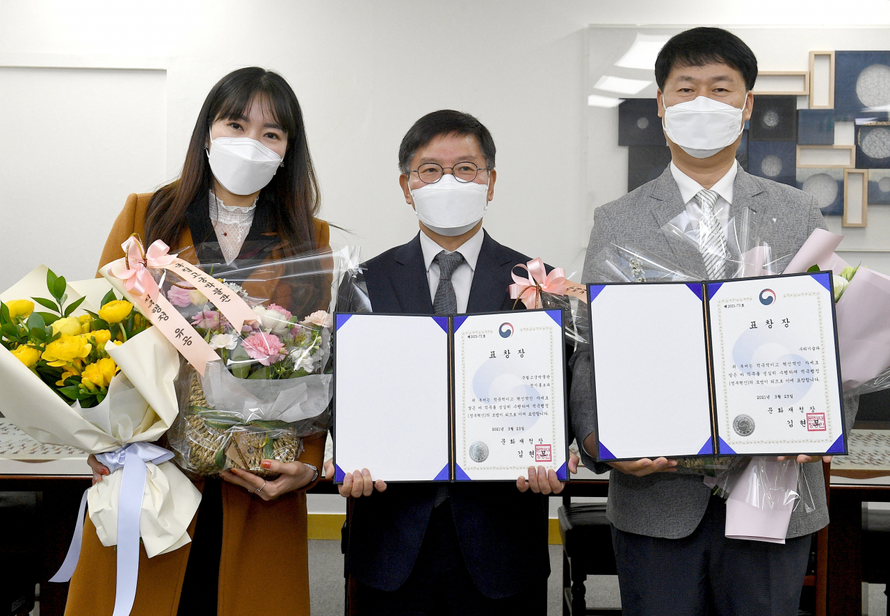 이지혜(왼쪽) 주무관등 영광의 적극 행정 수상자들.