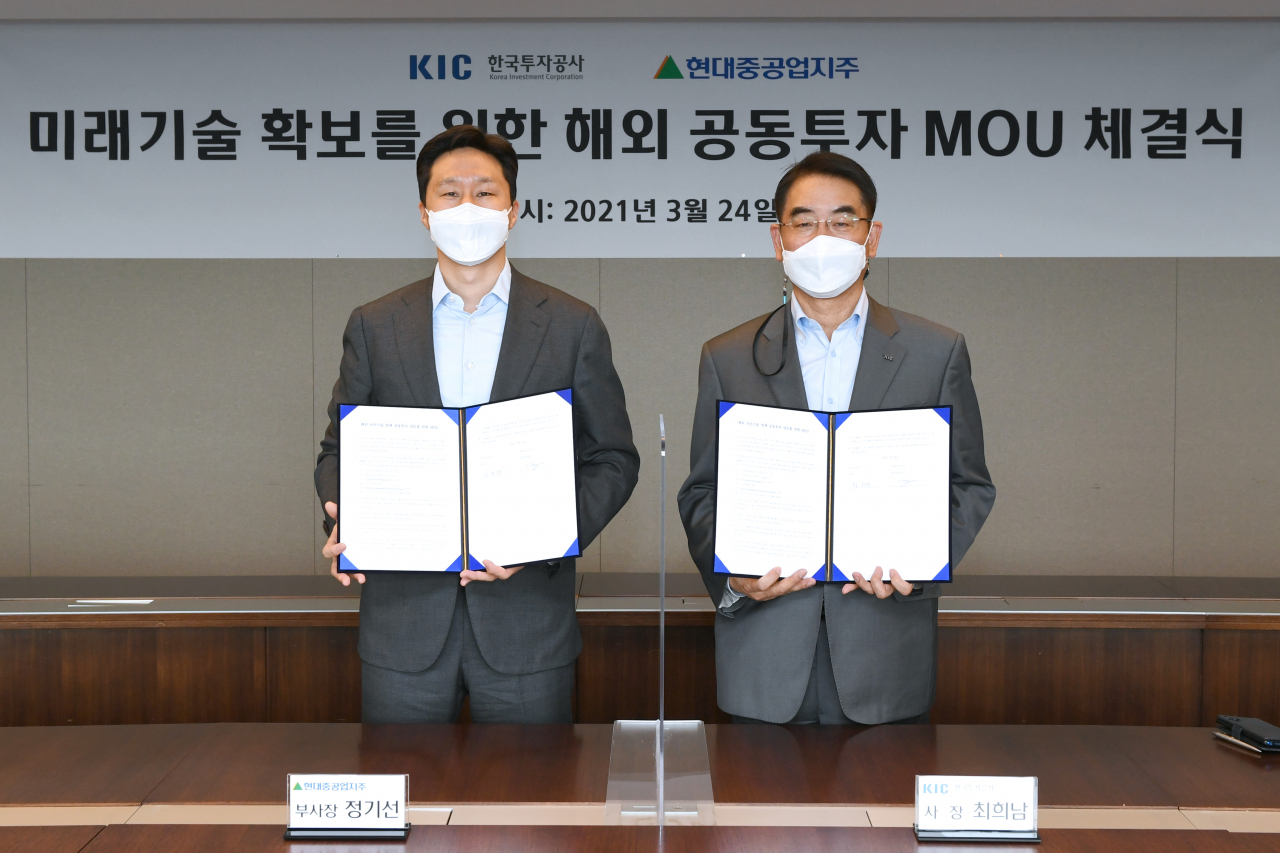 현대중공업지주는 24일 서울시 계동 현대빌딩에서 한국투자공사와 ‘해외 선진기술 업체 공동투자를 위한 업무협약’(MOU)을 체결했다. 사진 왼쪽은 현대중공업지주 정기선 부사장, 오른쪽 한국투자공사 최희남 사장. [현대중공업지주 제공]