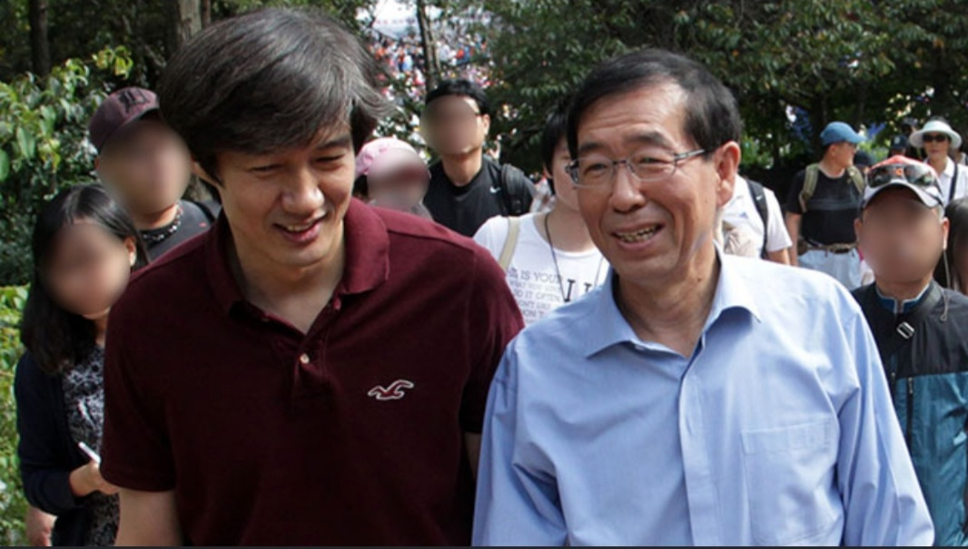 고(故) 박원순(앞줄 오른쪽) 전 서울시장이 선거에 출마하기 전인 2011년 9월 18일 조국(왼쪽) 서울대 교수 등 지지자들과 서울 남산을 등산하고 있다. [연합]