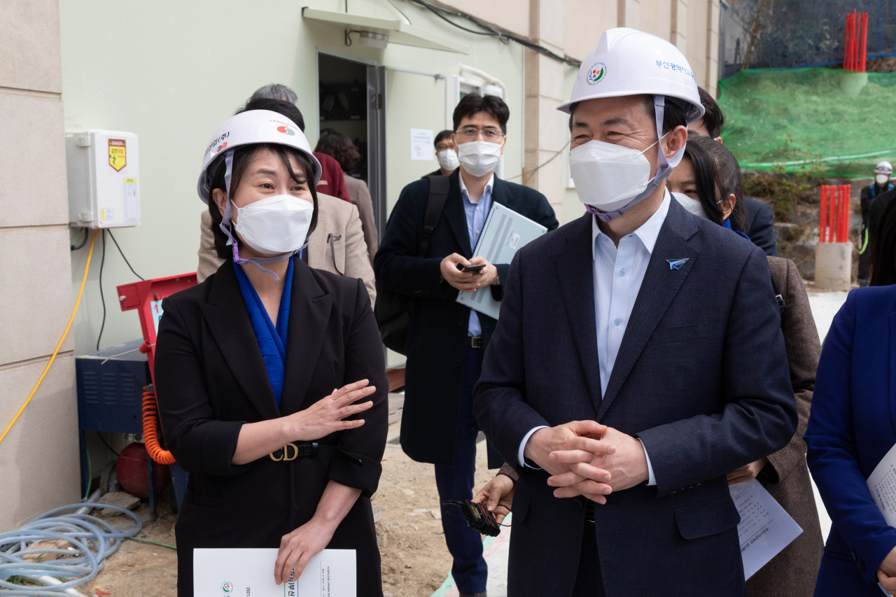 김영춘 부산시장 후보(오른쪽)가 24일 부산진구에 있는 부산글로벌빌리지에서 교육 정책 간담회를 하고 부산수학문화관 공사 현장을 둘러보고 있다.[연합]