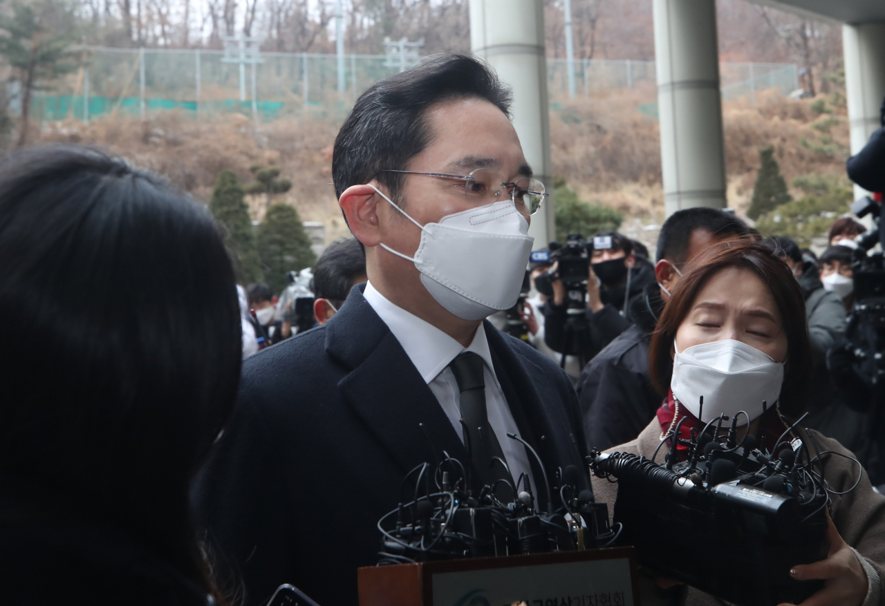 이재용 삼성전자 부회장이 18일 구속당일 서울 서초구 서울고등법원으로 들어가고 있다.[연합]