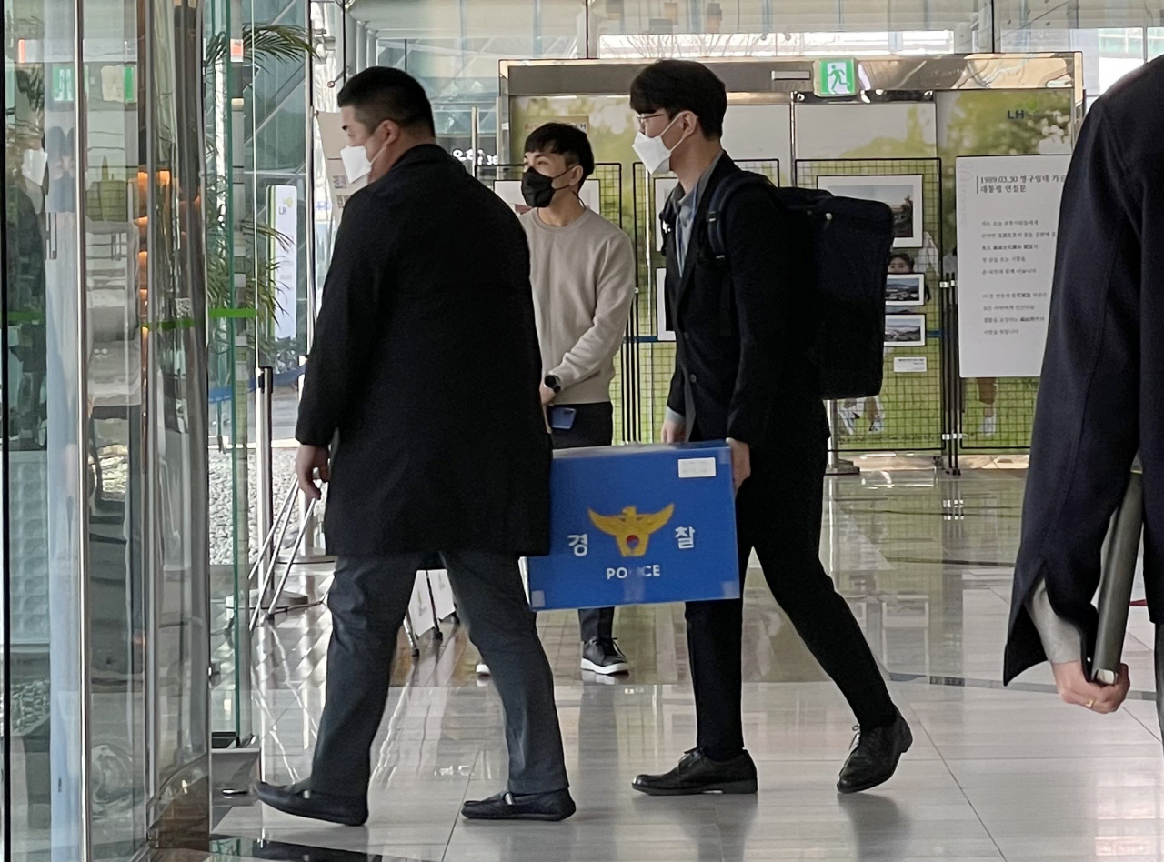 수도권 신도시 부동산 투기 의혹을 수사 중인 전북경찰청 반부패범죄수사대가 지난 22일 한국토지주택공사(LH) 전북지역본부 사무실에 대한 압수수색을 마치고 압수품을 옮기고 있다.[연합]