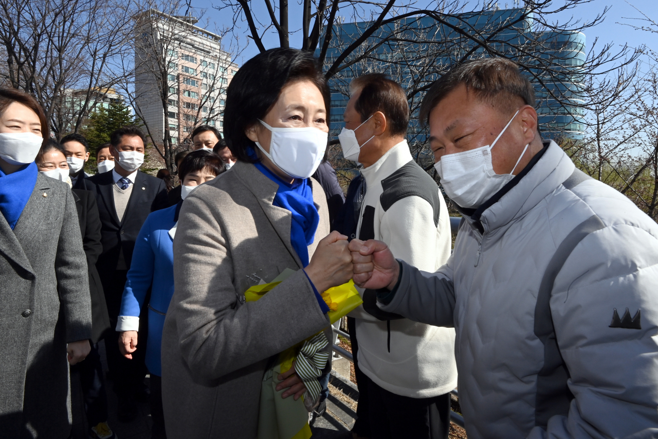 더불어민주당 박영선 서울시장 후보가 22일 오전 서울 광진구 자양한양아파트 정문 앞에서 지지자들과 주먹인사를 나누고 있다. [국회사진기자단]