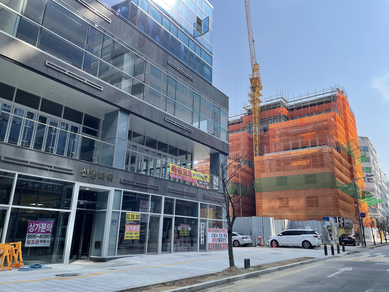 지난 23일 찾은 양주 옥정신도시 중심상가지구 내 한 신축 건물의 내부가 비어있다. 뒤편으로는 건물 신축 공사가 진행 중이다.