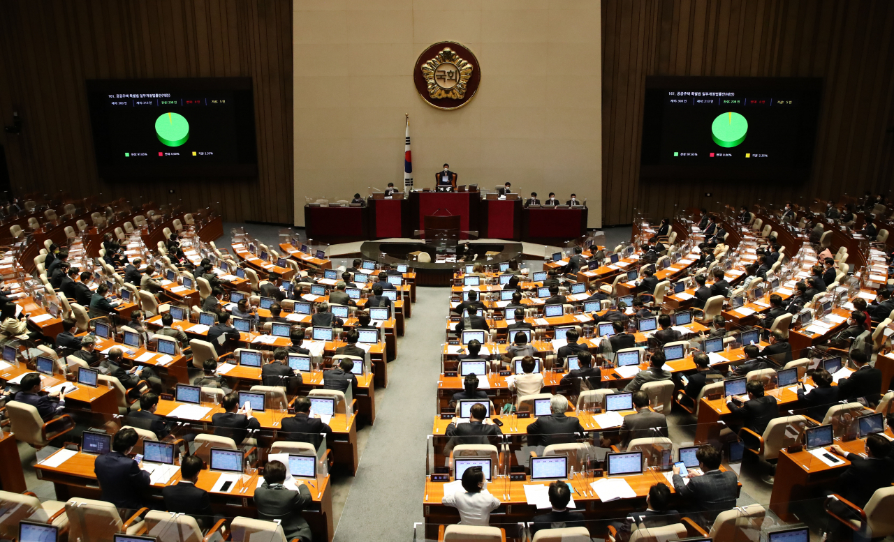 24일 서울 여의도 국회에서 열린 본회의에서 공공주택 특별법 일부개정볍률안(대안)이 통과되고 있다. 이상섭 기자