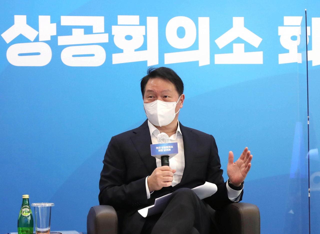 신임 대한상공회의소 회장에 취임한 최태원 SK그룹 회장이 18일 서울 중구 대한상공회의소 회관에서 온라인으로 열린 '전국상공회의소 회장 상견례'에서 인사말을 하고 있다. 최 회장은 이 자리에서 ESG 경영 협력을 제안했다. [연합]