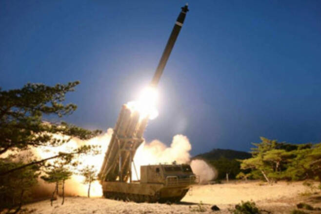 합참은 25일 북한이 동해상으로 미상발사체를 발사했다고 밝혔다. 사진은 북한이 작년 3월 초대형방사포를 시험하는 모습. [헤럴드DB]