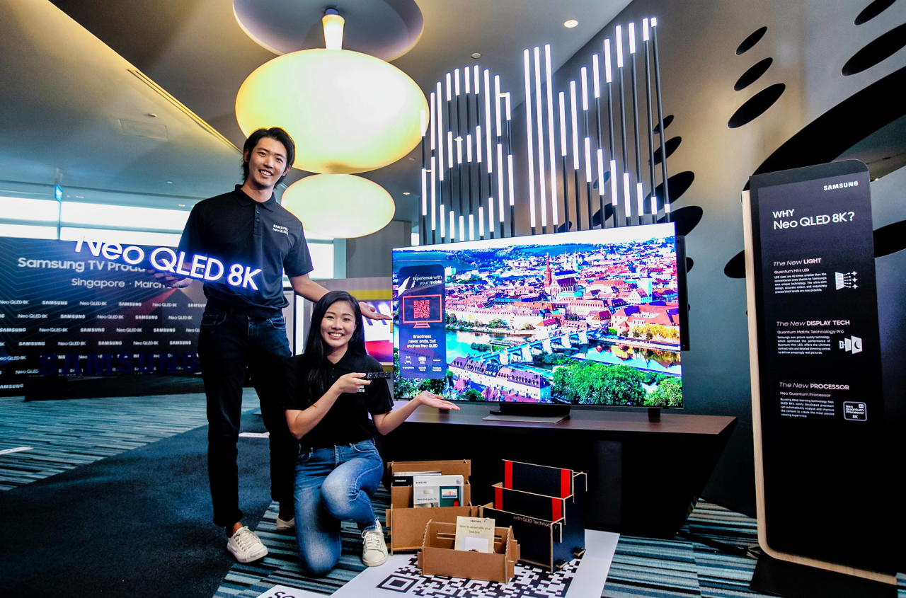 싱가포르의 대형 상업지구 메이플트리 비즈니스시티에 마련된 '2021년 삼성전자 TV 신제품' 행사장에서 삼성전자 모델들이 'Neo QLED' 신제품을 소개하고 있다. [삼성전자 제공]