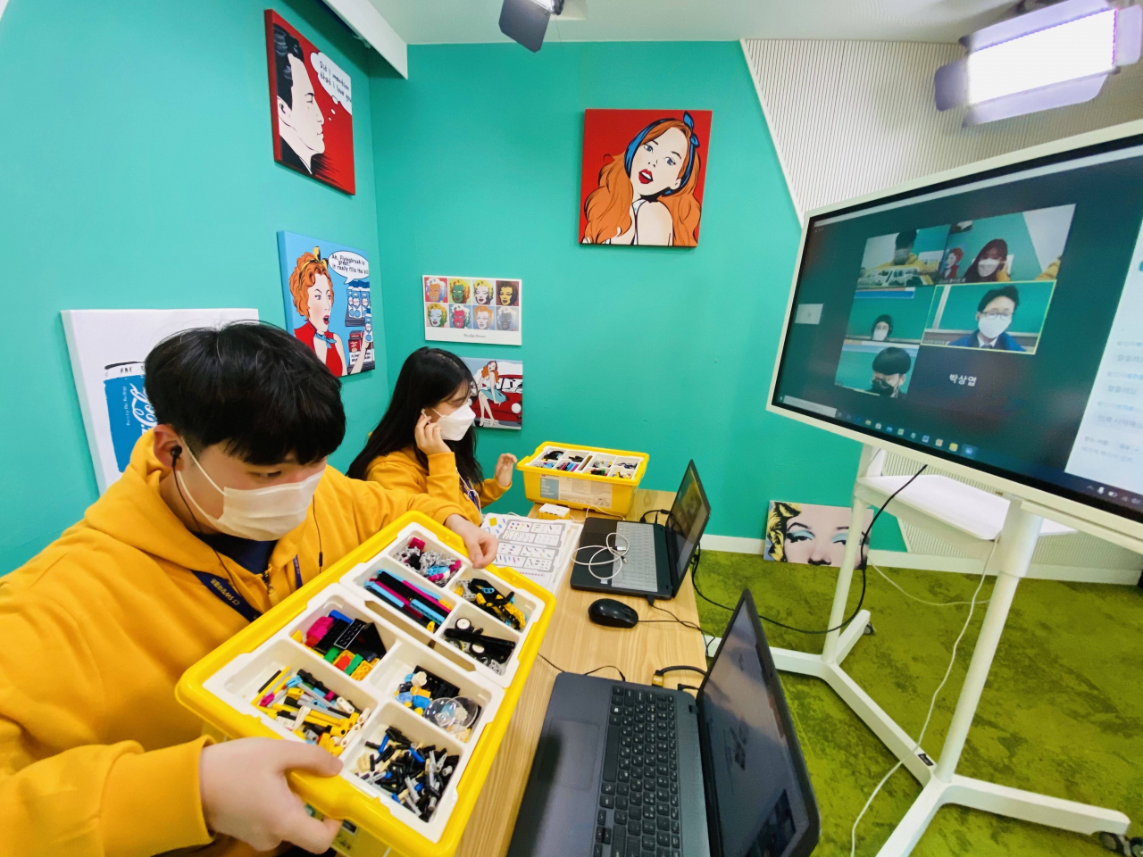 CJ올리브네트웍스 본사에서 SW창의캠프 강사가 제주중학교 학생들을 대상으로 비대면 AI 교육을 진행하고 있는 모습 [CJ올리브네트웍스 제공]