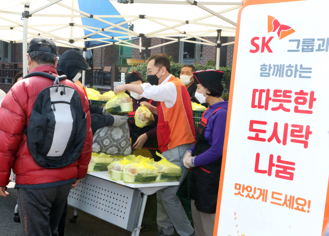 윤병석 SK가스 대표가 최근 성남시 '안나의 집'에서 배식봉사에 참여하고 있는 모습. [SK가스 제공]
