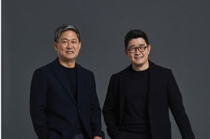 김성수 카카오엔터테인먼트 대표(왼쪽)와 이진수 대표. [카카오엔터테인먼트 제공]