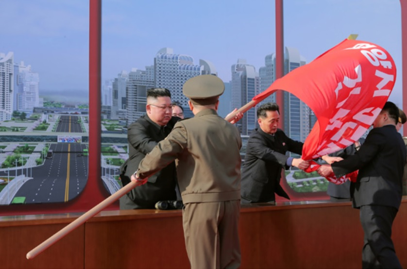 북한이 25일 탄도미사일 2발을 발사한 가운데 김정은 국무위원장의 국방력 강화 선언부터 김여정 노동당 부부장 등의 말폭탄과 순항미사일 발사에 이은 계획된 행보라는 평가가 나온다. 평양시 1만 세대 살림집 건설 착공식에 참석한 김 위원장. [헤럴드DB]