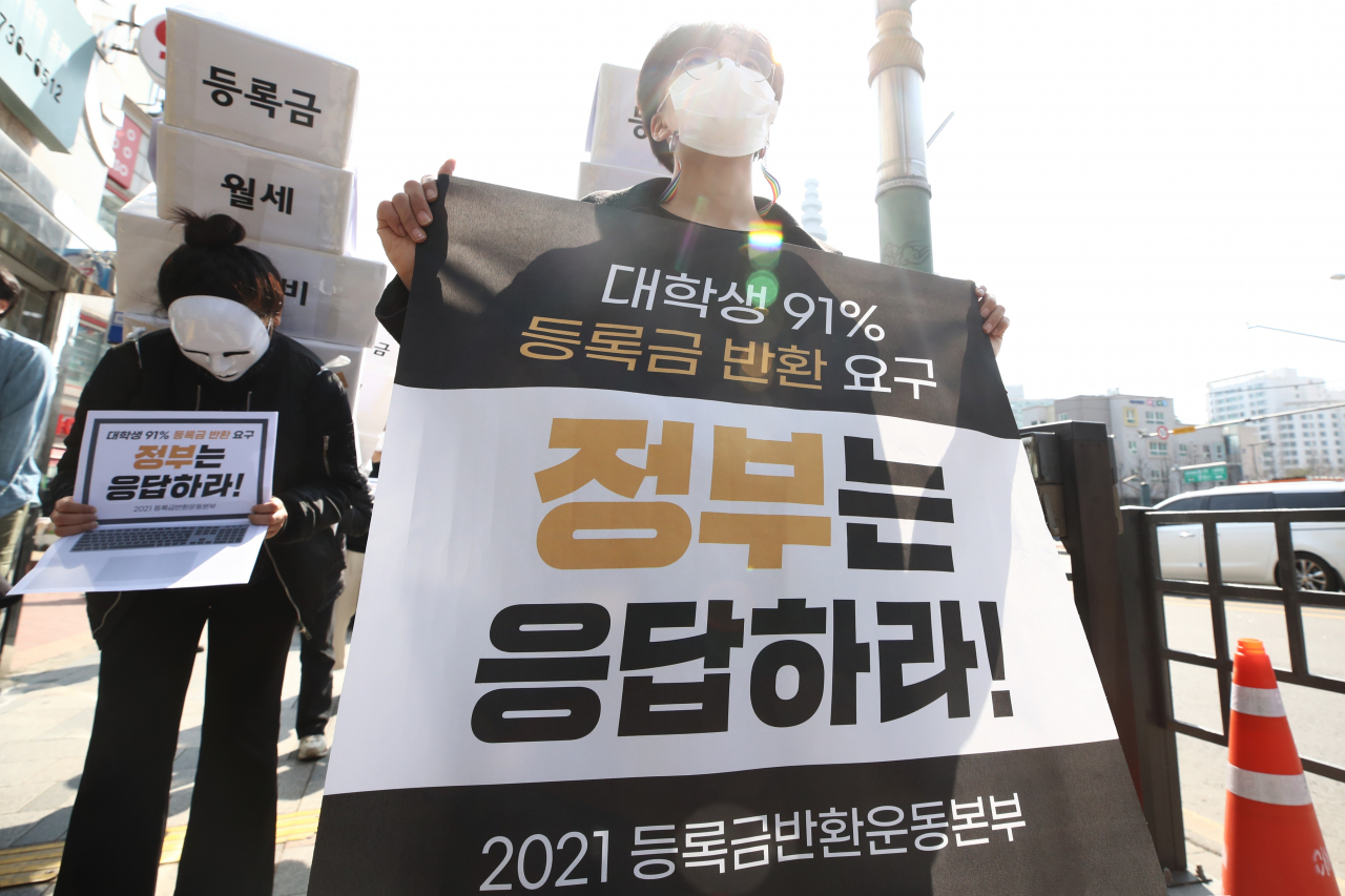 전국대학학생회네트워크, 청년하다 등으로 구성된 등록금반환 운동본부 관계자들이 지난 8일 오후 서울 종로구 경복궁역 일대에서 대학생 코로나19 대책 마련 및 등록금 반환을 요구하며 청와대 방향으로 행진을 하고 있다. [연합]