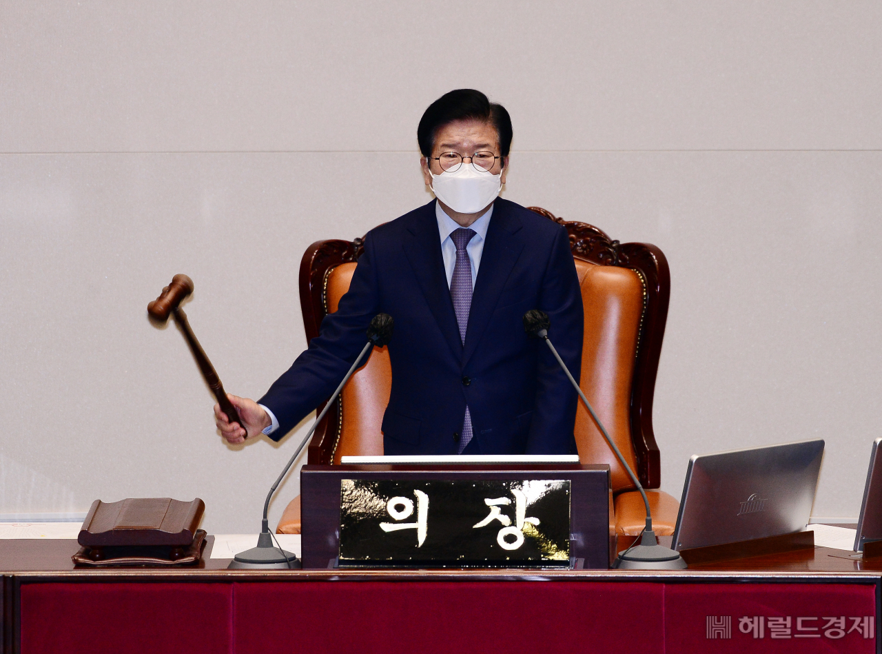 박병석 국회의장이 25일 오전 서울 여의도 국회에서 열린 본회의에서 2021년도 제1회 추가경정예산안을 가결하고 있다. 이상섭 기자/babtong@heraldcorp.com