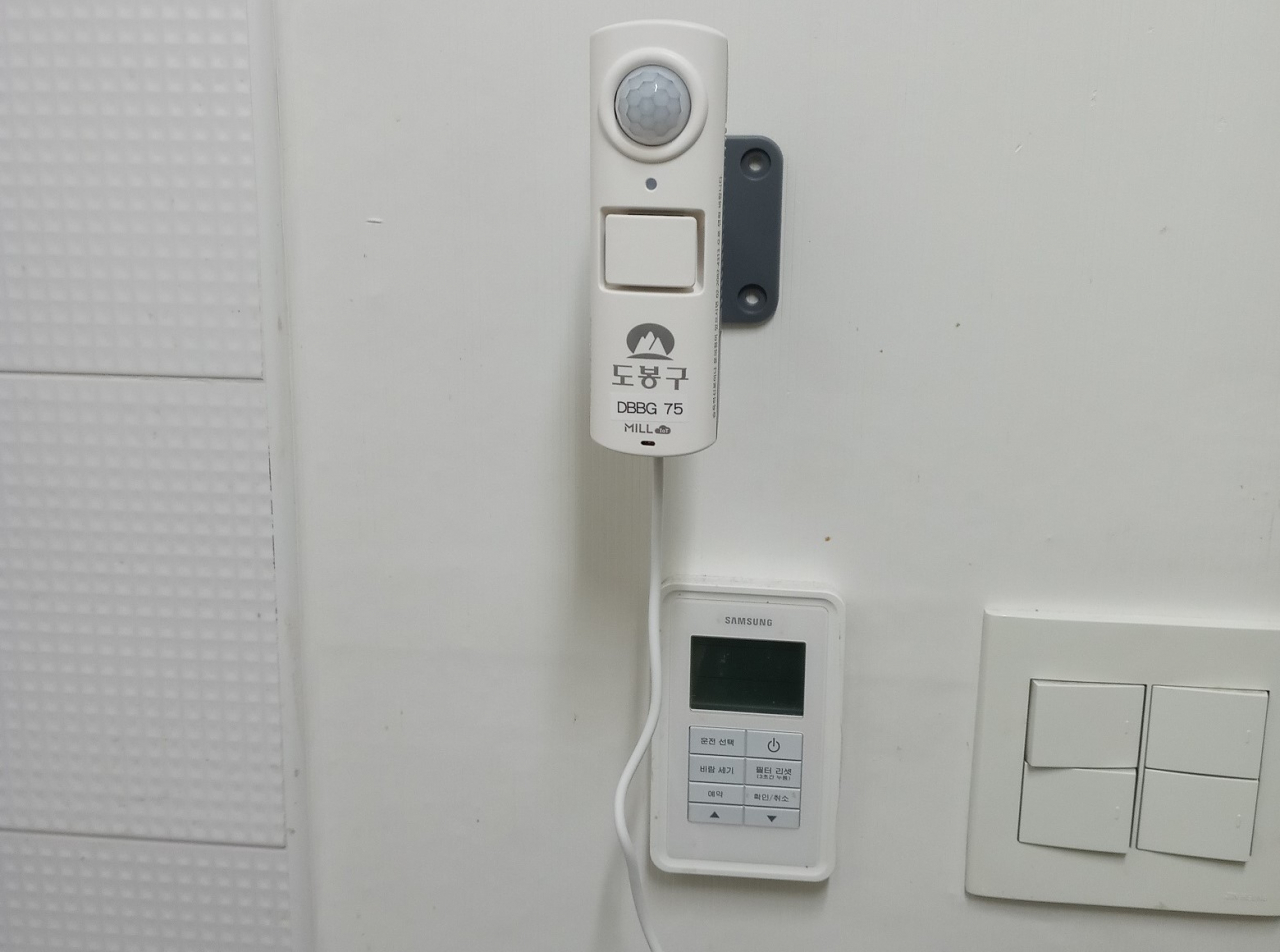 도봉구 지역 내 가구에 설치된 ‘도봉안심케어’ IoT기기. [도봉구 제공]