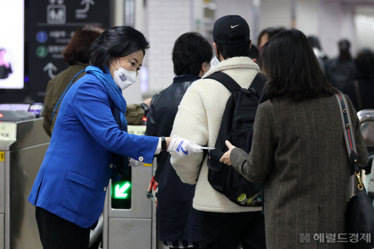 박영선 더불어민주당 서울시장 후보가 25일 오전 서울 구로구 신도림역에서 출근인사를 하고 있다. [사진=국회사진기자단]