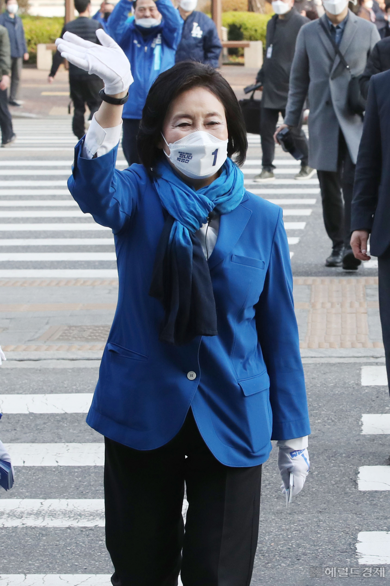 박영선 더불어민주당 서울시장 후보가 지난 25일 오전 서울 구로구 신도림역에서 지지자들 향해 인사를 하고 있다. [사진=국회사진기자단]