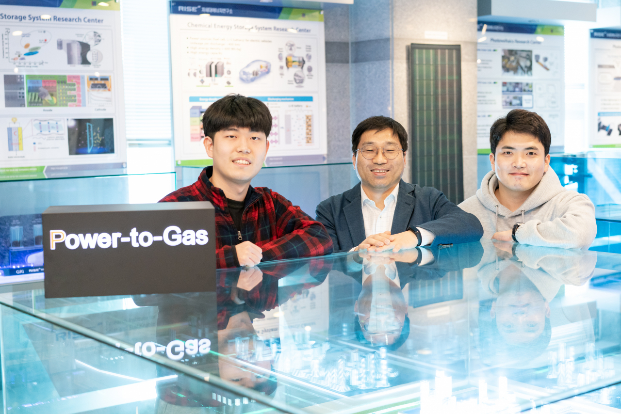 왼쪽부터 백채경 학생, 박찬호 교수, 김도형 학생.[지스트 제공]