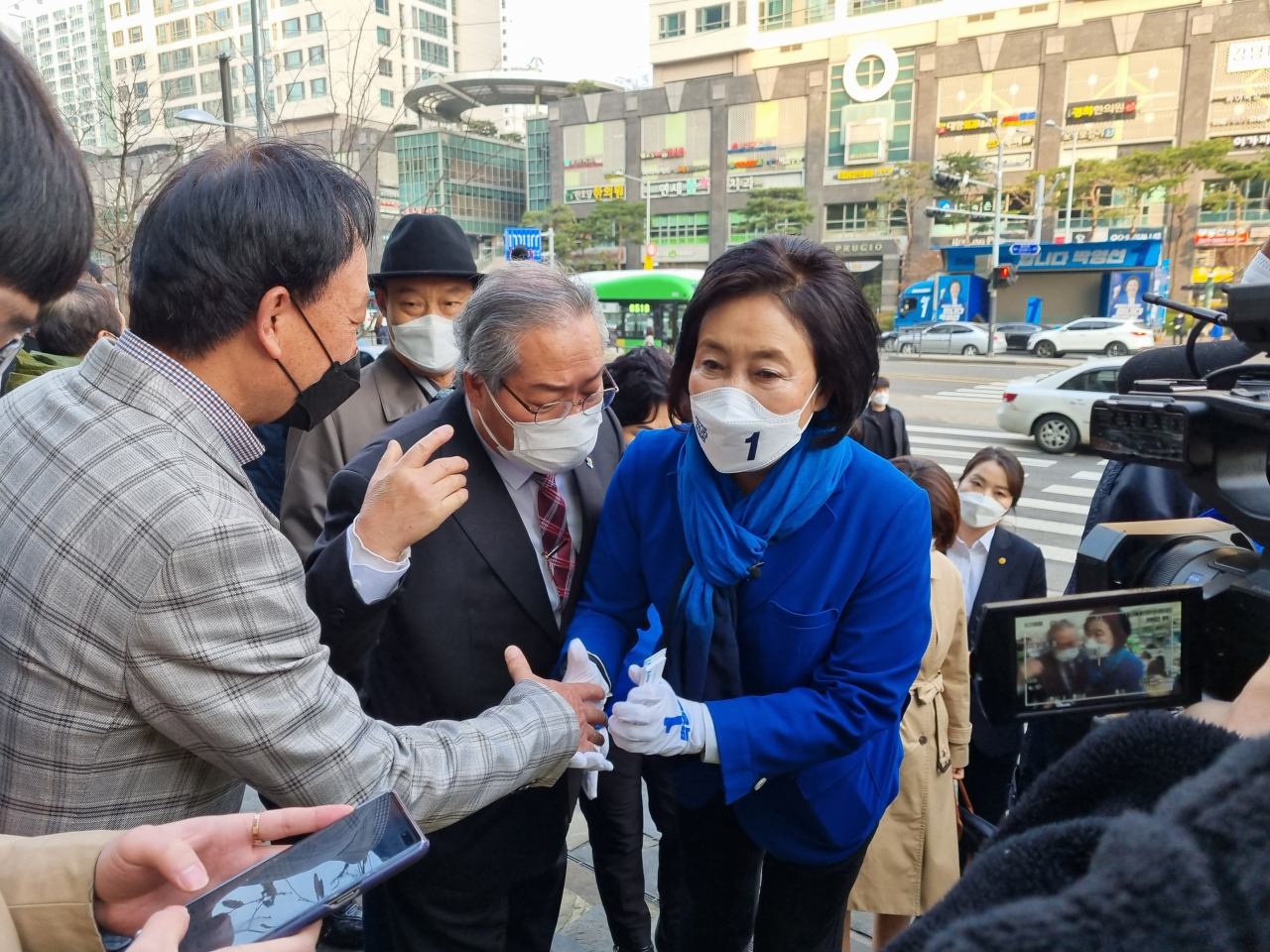 박영선 더불어민주당 서울시장 후보가 4·7 재보궐 선거 공식 선거운동 시작일인 25일 오전 서울 구로구 신도림역 입구에서 공식 선거운동 첫 거리 유세에 나서며 지지자들과 인사하고 있다. 유오상 기자