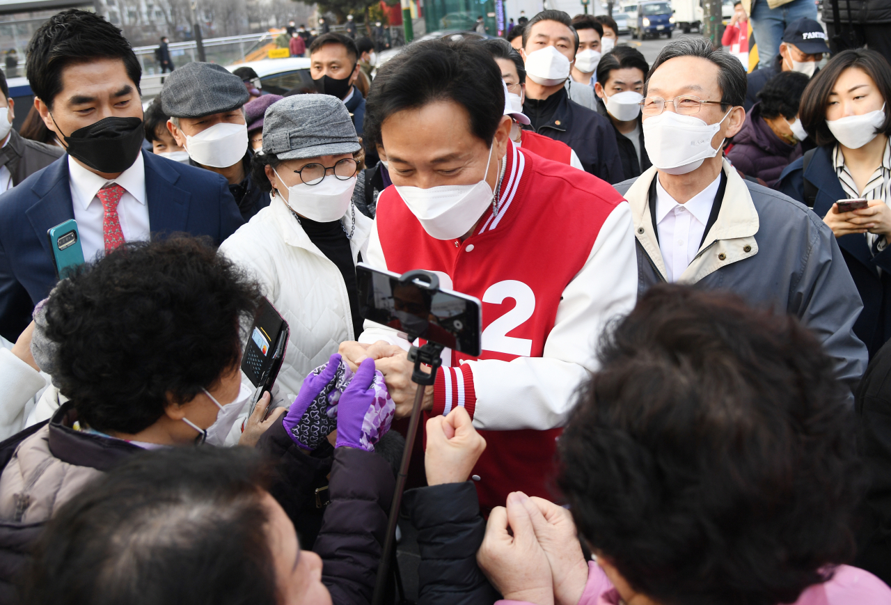 4·7 재보선 오세훈 국민의힘 서울시장 후보가 25일 오전 서울 응암역 앞 광장에서 선거유세를 하던 중 시민들과 인사를 하고 있다. [연합]