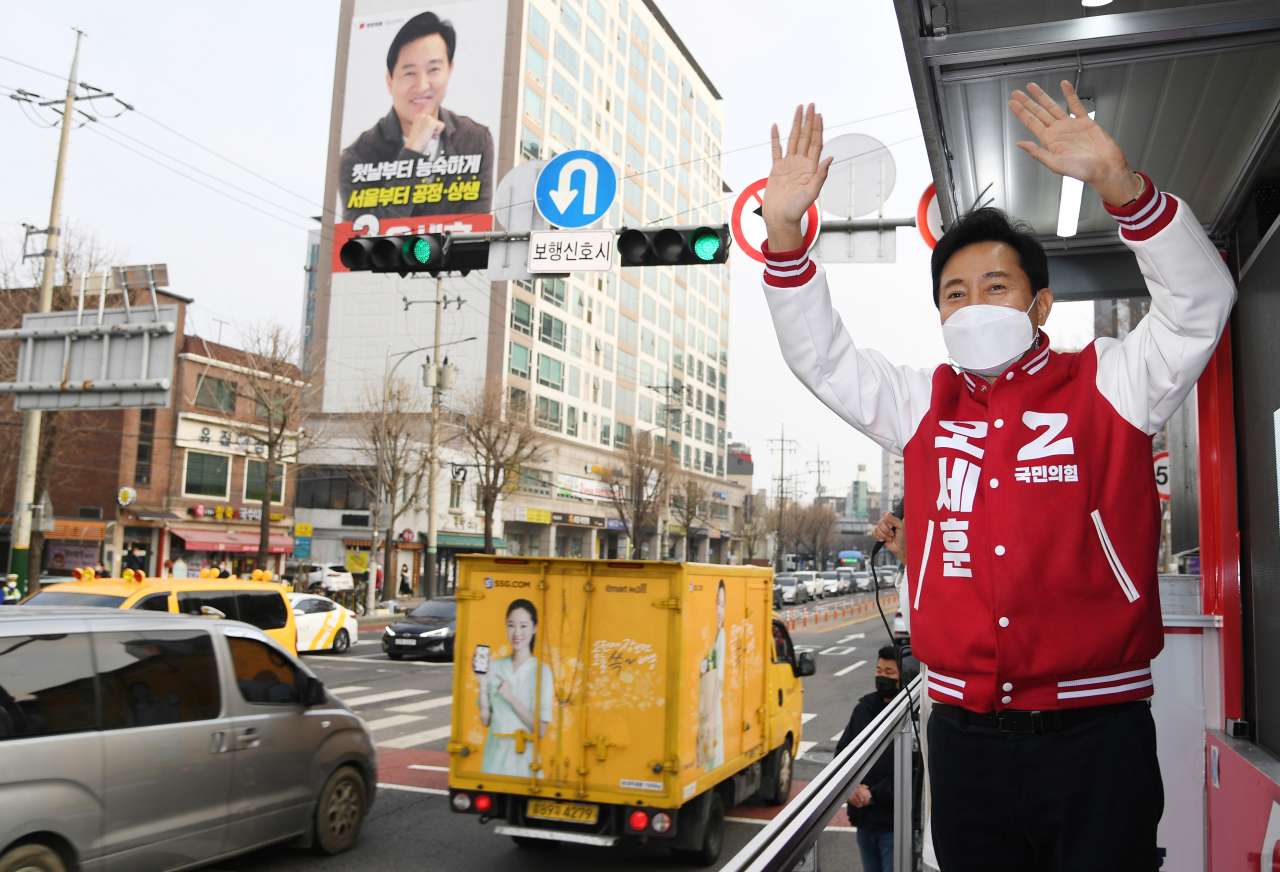 4·7 재보선 오세훈 국민의힘 서울시장 후보가 25일 서울 응암역 3번출구 앞 도로에서 유세차량에 올라 인사하고 있다. [연합]