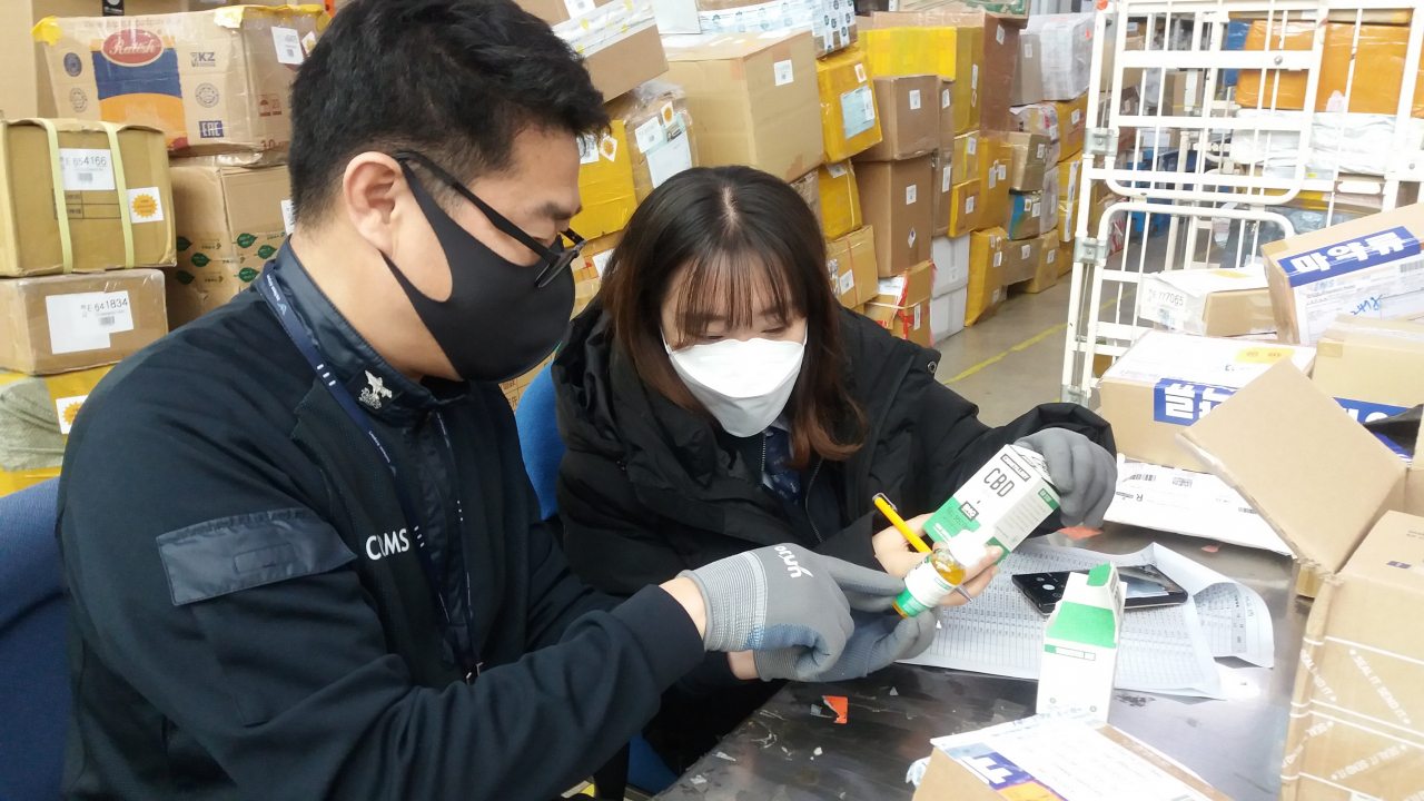 인천공항국제우편세관 직원들이 경미마약류로 적발된 CBD오일을 살펴보고 있다.