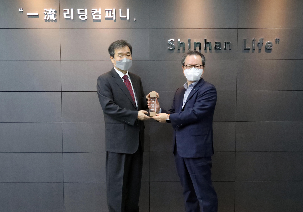 서울 중구 신한생명 본점에서 24일 ‘ESG 자문대사 위촉식’이 열린 가운데 신한생명 성대규(오른쪽) 사장이 최재철 신한생명 ESG 자문대사와 기념촬영을 하고 있다.