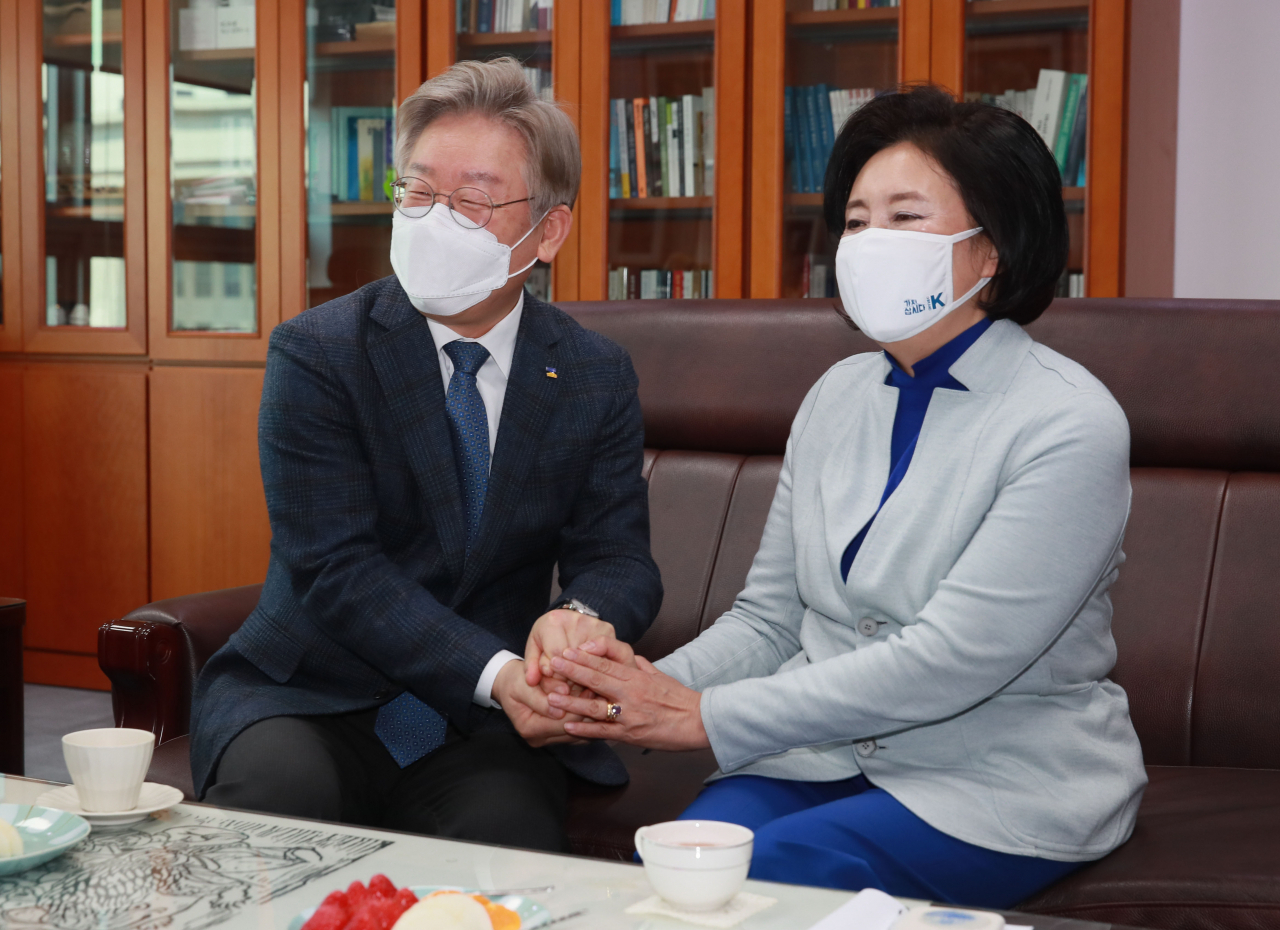 이재명 경기도지사와 더불어민주당 박영선 서울시장 후보가 24일 서울 여의도 국회 의원회관내 인재근 의원 사무실에서 만나 대화하고 있다. 연합뉴스