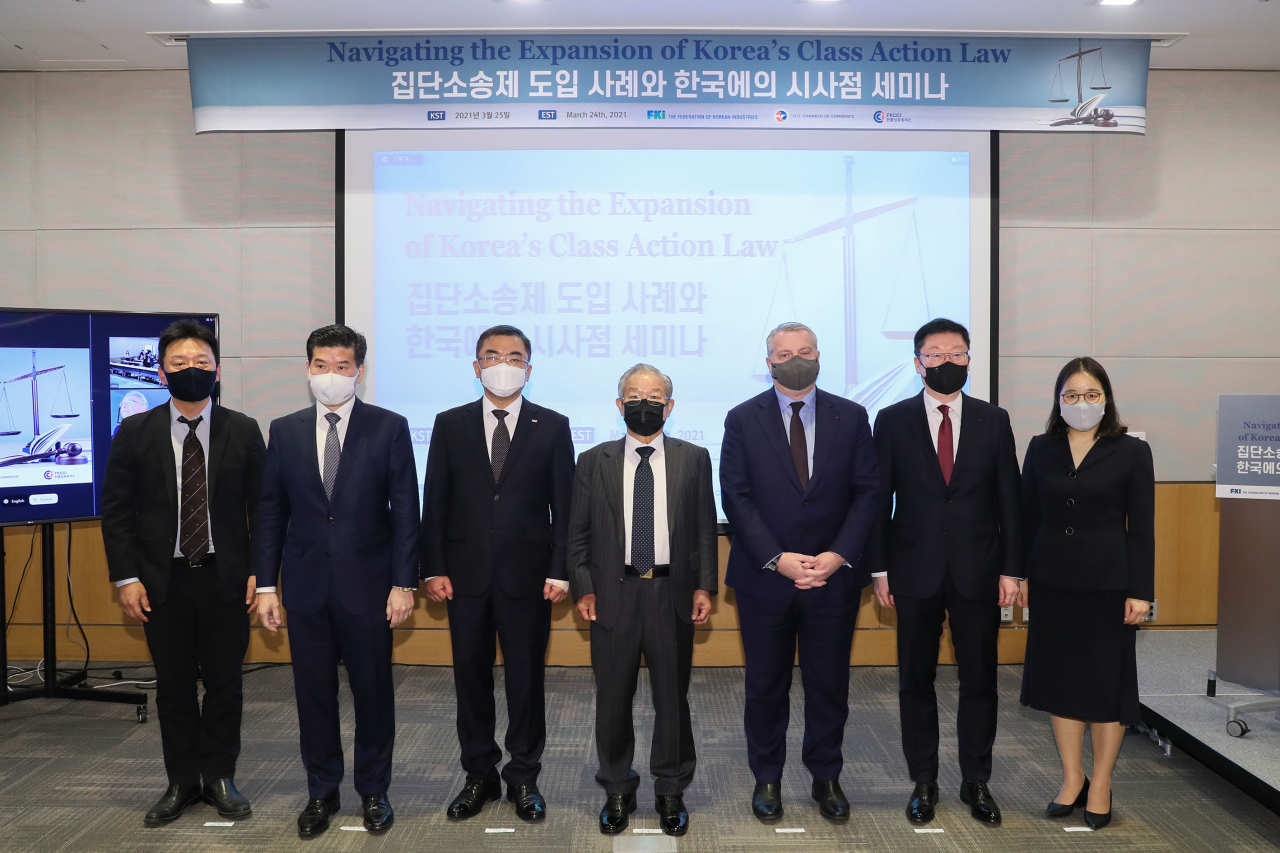 권태신 전국경제인연합회 부회장(가운데)을 비롯한 주요 내빈들이 25일 전경련회관 컨퍼런스센터에서 열린 '집단소송제 도입사례와 한국에의 시사점 세미나'에서 기념촬영을 하고 있다. 왼쪽부터 김재정 김앤장 미국변호사, 제임스 김 주한미국상공회의소(AMCHAM) 회장, 서승원 중소기업중앙회 부회장, 권태신 전경련 부회장, 다비드 피에르 잘리콩 한불상의 회장, 이준 한불상의 부회장, 김시내 법무법인 율촌 파트너 변호사. [전경련 제공]
