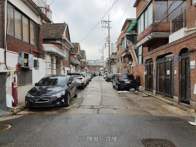 민간 재건축·재개발이 활성화 될 것이란 기대감에 구역지정이 안된 초기 재개발 물건에 대한 투자가 증가하고 있는 분위기다. 사진은 정부 공공재개발사업 1차 대상지 중 한 곳인 미아사거리역 인근 강북5구역 일대. [헤럴드경제DB]