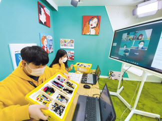 CJ올리브네트웍스 본사에서 SW창의캠프 강사가 제주중학교 학생들을 대상으로 비대면 AI 교육을 진행하고 있는 모습. [CJ올리브네트웍스 제공]