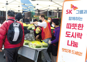 윤병석 SK가스 대표가 최근 성남시 ‘안나의 집’에서 배식봉사에 참여하고 있는 모습. [SK가스 제공]