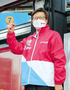 4·7 재보궐 선거 공식운동 첫날인 25일 오전, 부산시장에 도전하는 김영춘 민주당 후보(위쪽)와 박형준 국민의힘 후보가 각각 부산진구 서면교차로와 부산 중구 광복로 입구에서 출근길 시민을 향해 지지를 호소하고 있다. [연합]