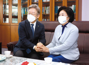 이재명 경기도지사와 더불어민주당 박영선 서울시장 후보가 24일 서울 여의도 국회 의원회관내 인재근 의원 사무실에서 만나 대화하고 있다. [연합]