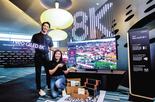 싱가포르의 대형 상업지구 메이플트리 비즈니스시티에 마련된 ‘2021년 삼성전자 TV 신제품’ 행사장에서 삼성전자 모델들이 ‘Neo QLED’ 신제품을 소개하고 있다. [삼성전자 제공]