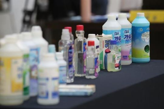 가습기 살균제 참사 진상규명 청문회에 나열됐던 가습기 살균제 제품 모습.[연합]