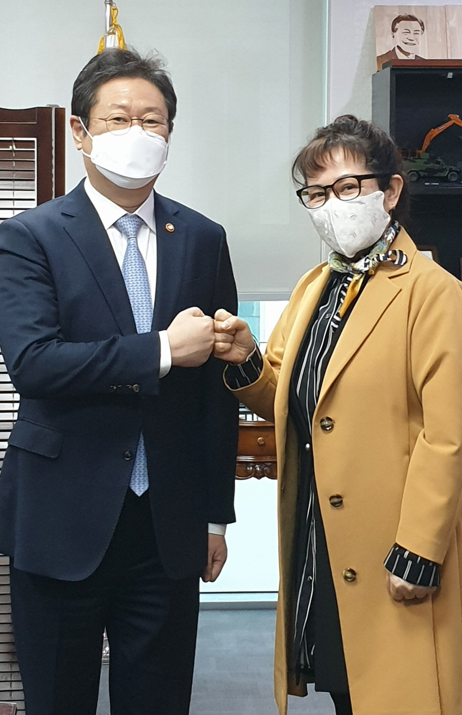 황희 장관, 이자연 대한가수협회장 [대한가수협회 제공]