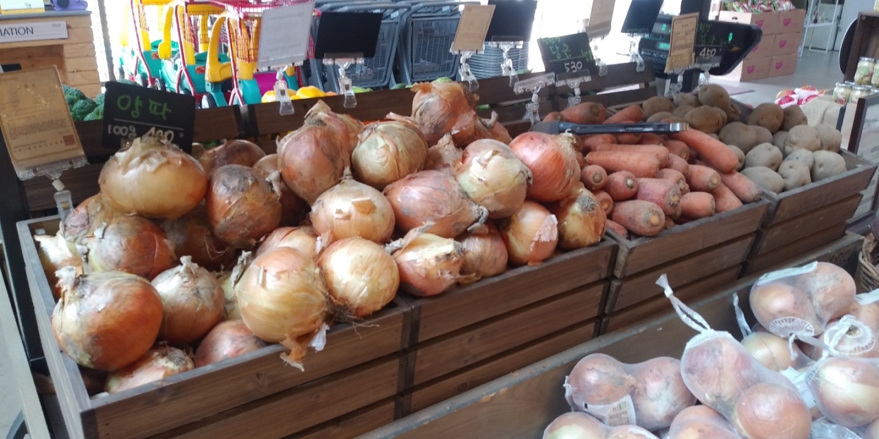 Vegetables are displayed without plastic packaging at an eco-friendly grocery store in Songpa-gu, southern Seoul, on Tuesday. (Ko Jun-tae/The Korea Herald)