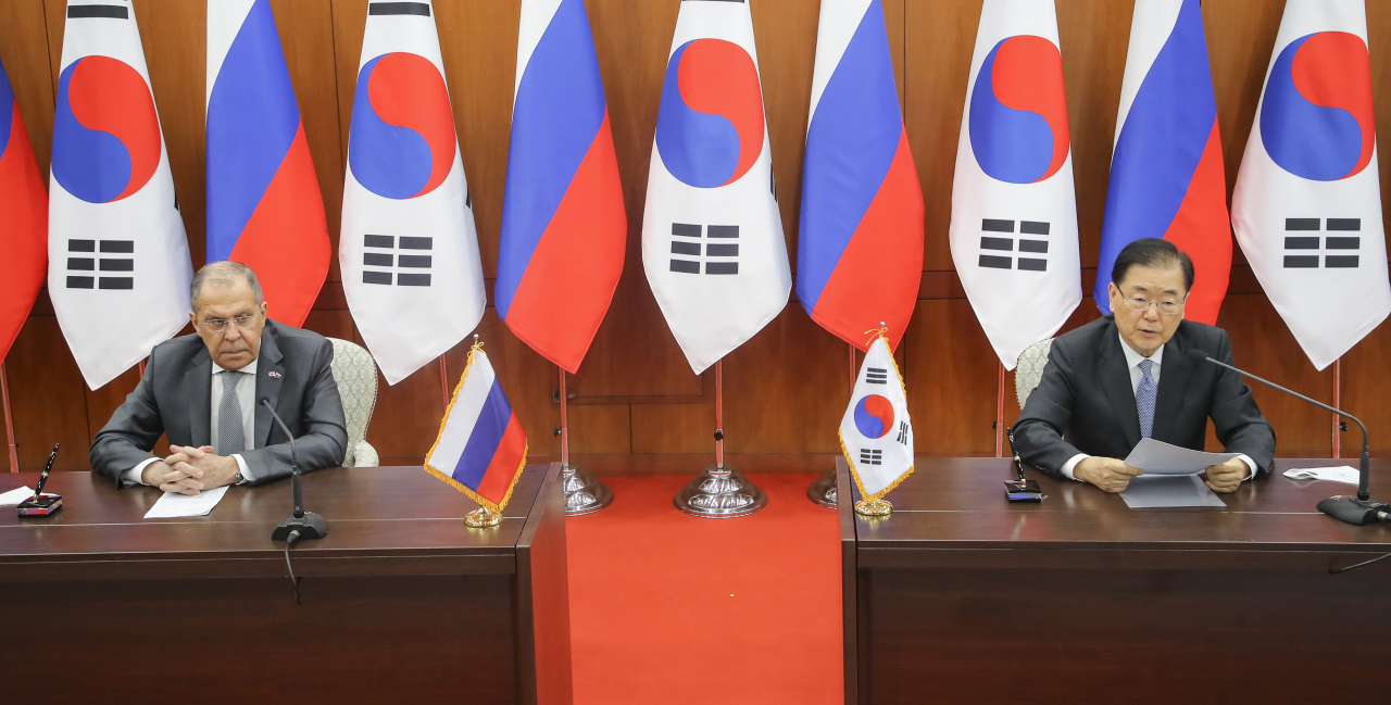 정의용 외교부 장관은 25일 서울 종로구 도렴동 외교부 청사에서 열린 한-러 외교장관 공동기자회견에서 회견문을 낭독했다. 왼쪽은 세르게이 라브로프 러시아 외무장관. [연합]
