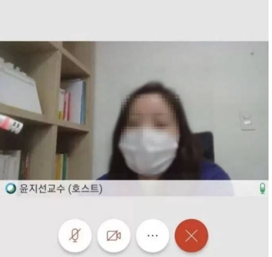 수업을 하는 윤지선 세종대 철학과 교수 모습[온라인 커뮤니티 캡처]