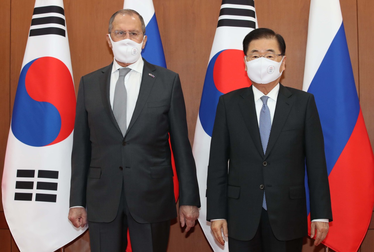 South Korea Foreign Minister Chung Eui-yong (right) and his Russian counterpart, Sergey Lavrov, pose for a photo before their talks at the Foreign Ministry in Seoul on Thursday. (Yonhap)
