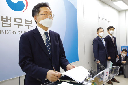 17일 오후 서울 서초구 서울고등검찰청에서 이정수 법무부 검찰국장이 한명숙 전 국무총리 사건 수사팀의 모해위증교사 의혹 관련 수사지휘권에 대한 브리핑을 하고 있다. [연합]