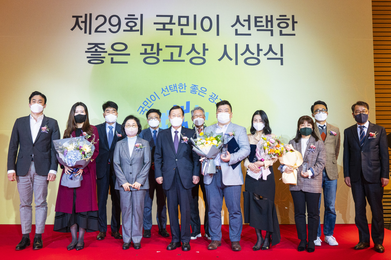 제29회 국민이 선택한 좋은 광고상 시상식에서 대상과 문화체육관광부장관상을 수상한 수상자들이 기념촬영을 하고 있다. (왼쪽부터) 이광연 팀장(KCC건설), 민선정 팀장(이노션), 이영규 광고위원장(한국광고주협회, 현대자동차그룹 부사장), 여정성 심사위원장(서울대 교육부총장, 소비자정책위원회 민간위원장), 김승일 경제홍보위원장(한국광고주협회, 코오롱 부사장), 이정치 회장(한국광고주협회), 임병욱 한국전광방송협회장, 남기찬 차장(한국관광공사), 이승은 책임(HS애드), 이현숙 매니저(현대자동차), 장계은 팀장(이노션), 최영범 운영위원장(한국광고주협회, 효성 부사장)
