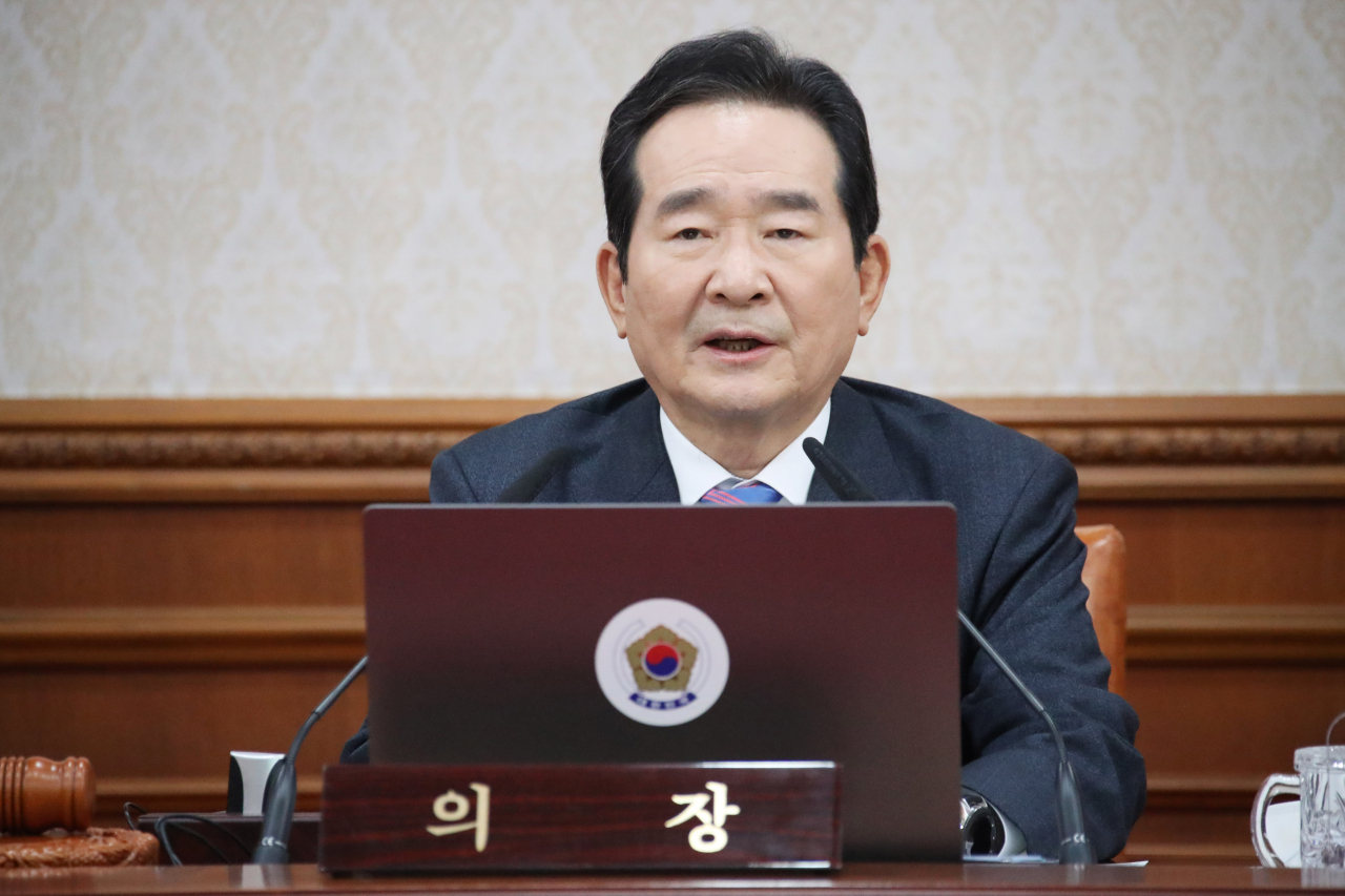 정세균 국무총리가 25일 오후 정부서울청사에서 열린 임시 국무회의를 주재하며 발언하고 있다.［연합］