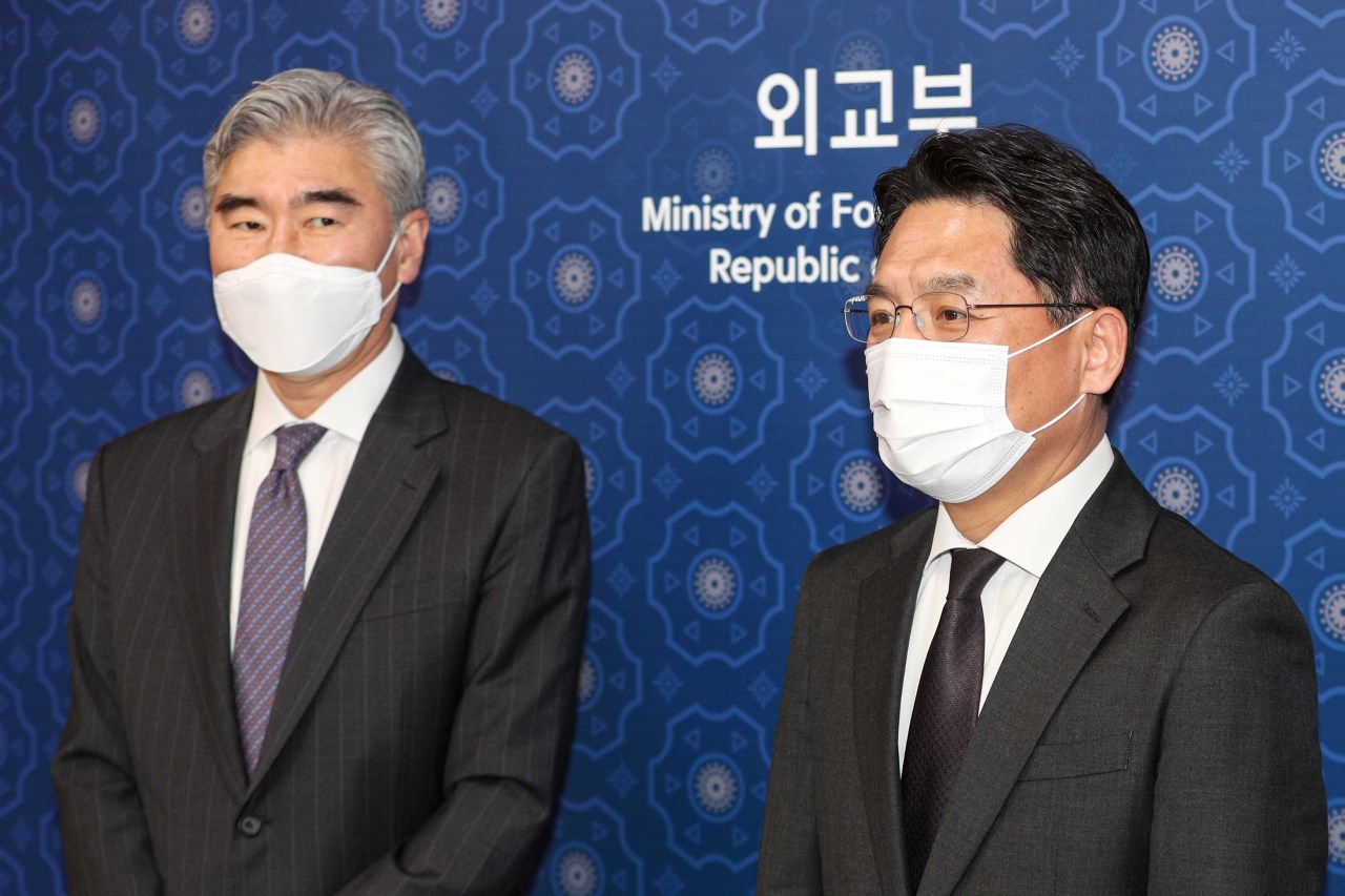 Sung Kim (left)