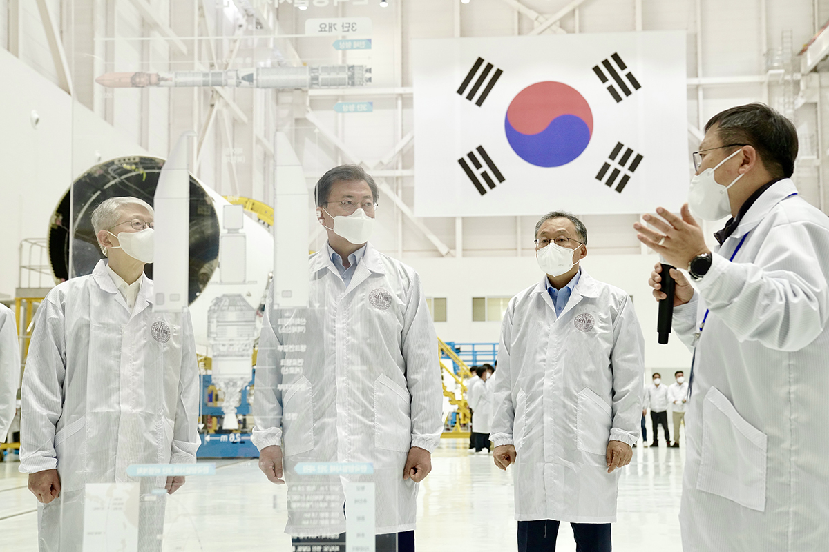 President Moon Jae-in visits an assembly facility of the Naro Space Center in Goehung, South Jeolla Province, on Thursday. (Cheong Wa Dae)